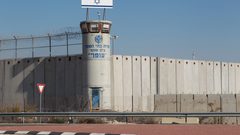 إدارة سجن "ريمون" تنقل 25 أسيرا إلى سجن "جلبوع"