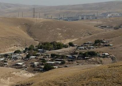 مستوطنون يطالبون بتهجير الخان الأحمر