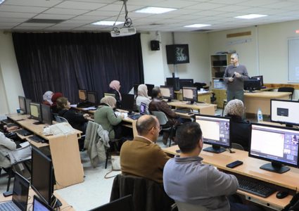 النجاح: مركز الواقع الافتراضي يعقد دورة تدريبية لأعضاء الهيئة التدريسية بالجامعة