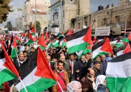 إدانات فلسطينية لقيام متطرف بتمزيق نسخة من القرآن الكريم في هولندا