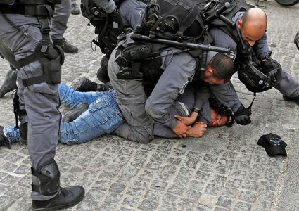 هيئة الأسرى: الاحتلال يعتدى بالضرب المبرح على الأسرى أثناء اعتقالهم