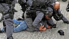 هيئة الأسرى: الاحتلال يعتدى بالضرب المبرح على الأسرى أثناء اعتقالهم