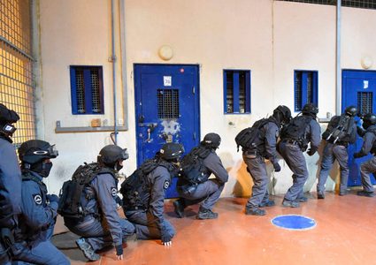 قوات القمع تقتحم قسمي (13) و(14) في سجن عوفر