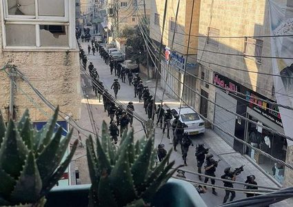 قوات الاحتلال تحاصر منزل الشهيد عدي التميمي في بلدة عناتا تمهيدا لهدمه