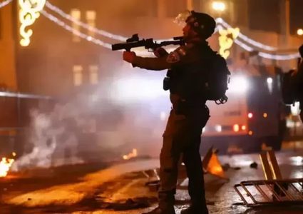 إصابات بالاختناق خلال مواجهات مع الاحتلال في بلدة بيت أمر شمال الخليل