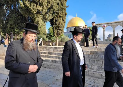 عشرات المستوطنين يقتحمون الأقصى