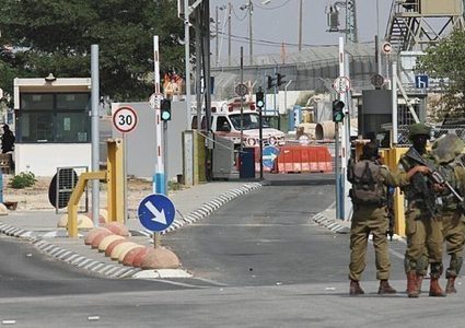 الاحتلال يغلق حاجز مخيم شعفاط