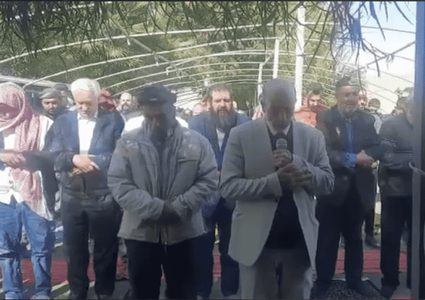 مواطنون يؤدون صلاة الجمعة في الخان الأحمر