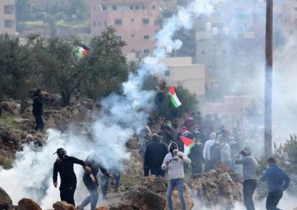 إصابات بالاختناق خلال تصدي لاقتحام مستوطنين جنوب نابلس