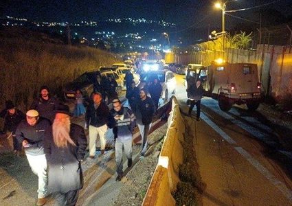 مستوطنون يهاجمون مركبات المواطنين بالحجارة جنوب نابلس