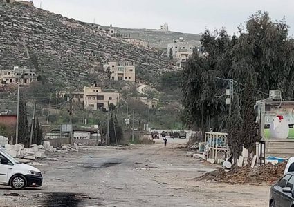 نابلس: قوات الاحتلال تطلق الرصاص الحي تجاه الصحفيين في قرية بيتا