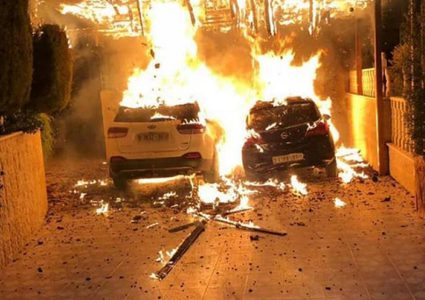 مستوطنون يحرقون منزلًا ومركبة شمال رام الله