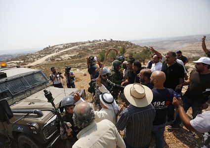 مستوطنون يشرعون بشق طريق استيطاني في تقوع