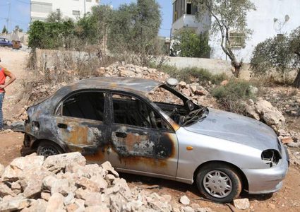 مستوطنون يحرقون مركبتين في سنجل