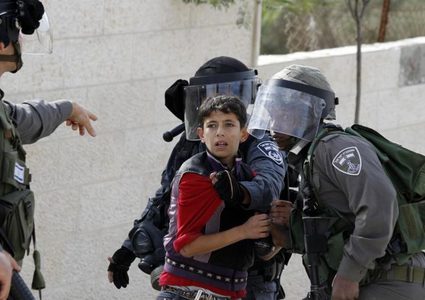 اعتقال فتى على حاجز عسكري