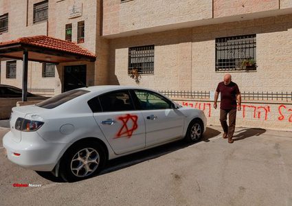 مستوطنون يعطبون إطارات مركبات ويخطون شعارات عنصرية في البيرة