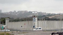 إدارة سجن "النقب" تواصل فرض عزل جماعي على 68 أسيرا في ظروف قاهرة وصعبة