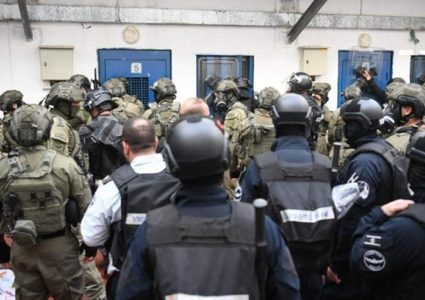 قوات القمع تعتدي على ممثلة الأسيرات في "الدامون" وتعزلها