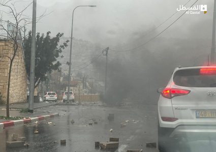 أهالي جبل المكبر بالقدس المحتلة يغلقون المداخل الرئيسية للحي تحسباً لاقتحام قوات الاحتلال البلدة تزامناً مع الإضراب الشامل الرافض لسياسة الاحتلال بهدم منازلهم.
المصدر: القسطل