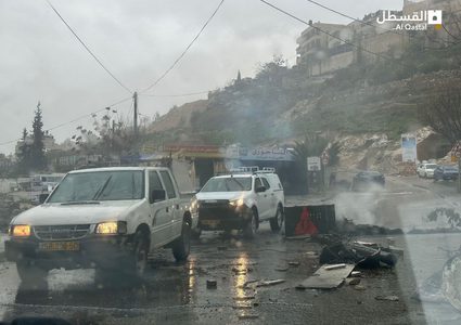 أهالي جبل المكبر بالقدس المحتلة يغلقون المداخل الرئيسية للحي تحسباً لاقتحام قوات الاحتلال البلدة تزامناً مع الإضراب الشامل الرافض لسياسة الاحتلال بهدم منازلهم.
المصدر: القسطل