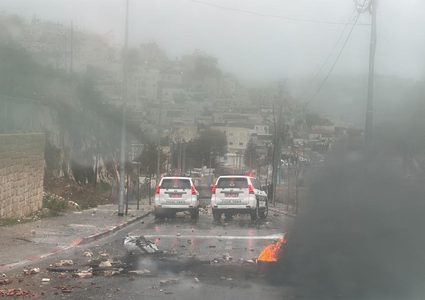 أهالي جبل المكبر بالقدس المحتلة يغلقون المداخل الرئيسية للحي تحسباً لاقتحام قوات الاحتلال البلدة تزامناً مع الإضراب الشامل الرافض لسياسة الاحتلال بهدم منازلهم.
المصدر: القسطل