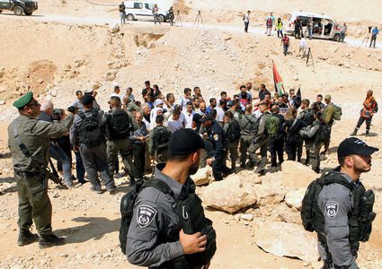 حكومة الاحتلال تطالب "العليا" بتأجيل ردها بشأن خان الأحمر حتى حزيران المقبل