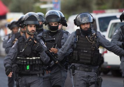 شرطة الاحتلال تقتحم منزلي الأسيرين المحررين كريم وماهر يونس