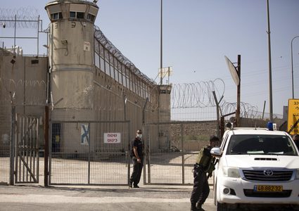 نادي الأسير يحذّر من انفجار الأوضاع داخل السجون