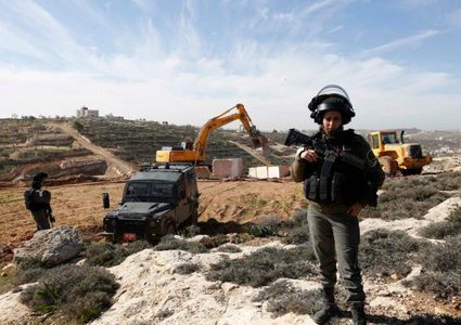 الاحتلال يهدم منزلا ويجرف ويقتلع أشجارا في النقب