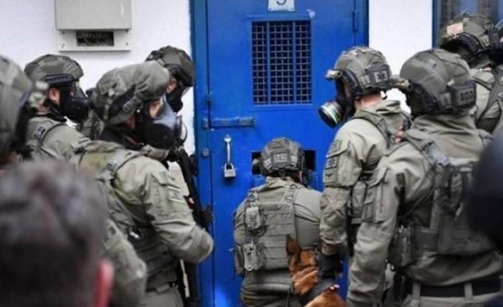 توتر بسجون الاحتلال و عزل جماعي لأسرى بسجن النقب