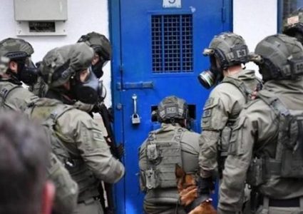 توتر بسجون الاحتلال و عزل جماعي لأسرى بسجن النقب