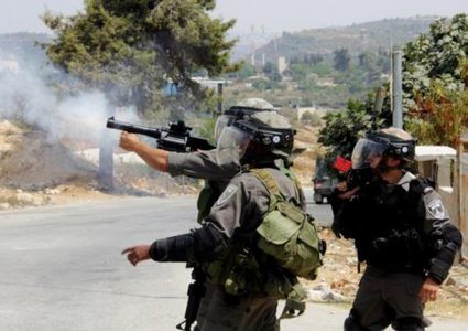 الاحتلال يطلق قنابل الغاز على المواطنين غرب سلفيت