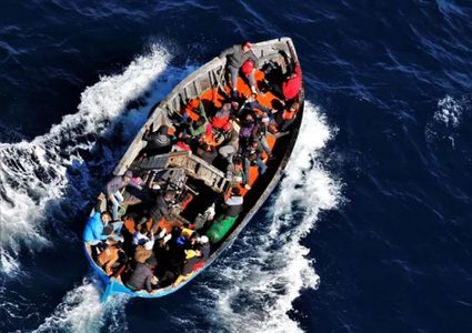 مصرع 12 مهاجرا بينهم أم وطفلها خلال عبورهم المتوسط