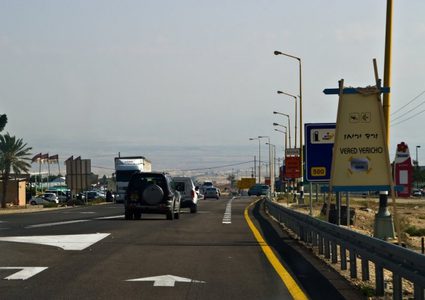 الاحتلال يعتقل مواطنا على حاجز في أريحا