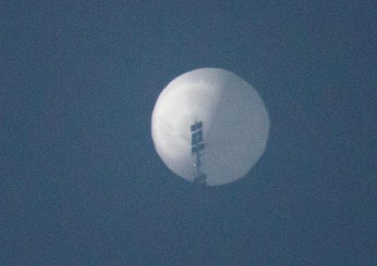 الصين: المنطاد في المجال الجوي الأمريكي انحرف عن مساره بسبب “قوة قاهرة”