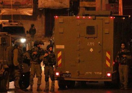 الاحتلال يعتدي على عائلة ويعتقل اثنين من أفرادها عند حاجز قلنديا