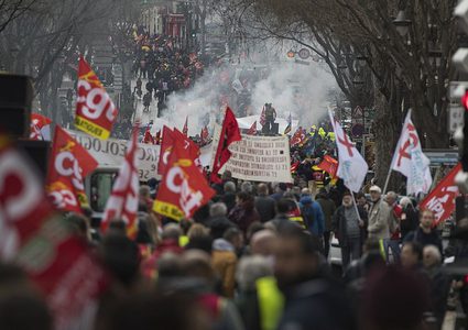 ماكرون يقدم تنازلا آخر بشأن خطط زيادة سن التقاعد من 62 إلى 64 عاما