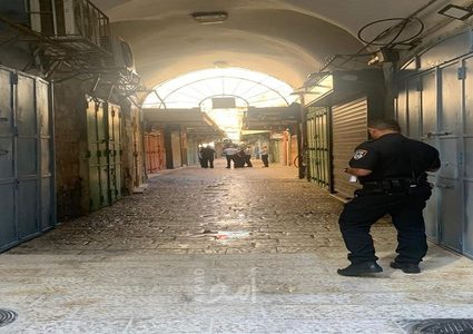 سلطات الاحتلال تخْلي 5 محال تجارية في جبل المكبر