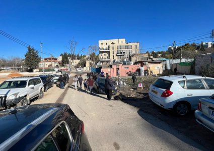 مستوطنون يزرعون أشتالا داخل أرض في الشيخ جراح