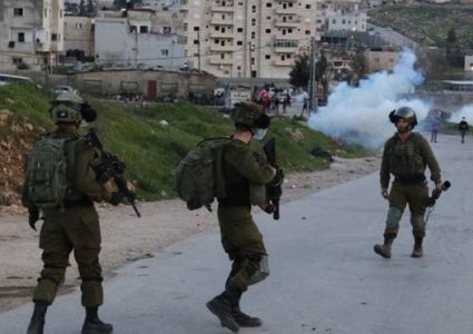3 إصابات إحداها خطيرة برصاص الاحتلال خلال اقتحام مخيم عقبة جبر