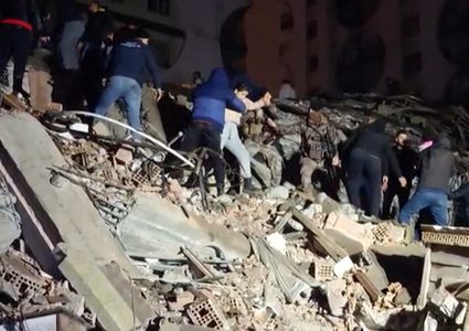 مئات القتلى والجرحى في تركيا وسوريا جراء زلزال مدمر