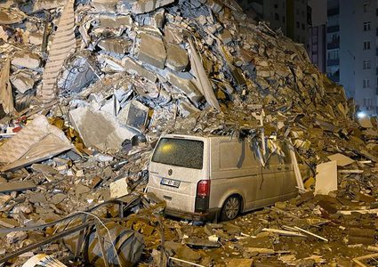 آثار الزلزال المدمر الذي ضرب سوريا وتركيا الذي راح ضحيته أكثر من 500 شخص