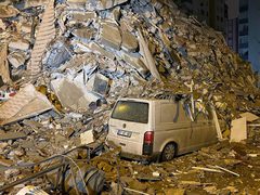 آثار الزلزال المدمر الذي ضرب سوريا وتركيا الذي راح ضحيته أكثر من 500 شخص