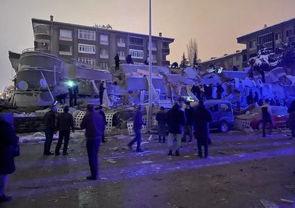 آثار الزلزال المدمر الذي ضرب سوريا وتركيا الذي راح ضحيته أكثر من 500 شخص