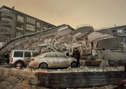 آثار الزلزال المدمر الذي ضرب سوريا وتركيا الذي راح ضحيته أكثر من 500 شخص