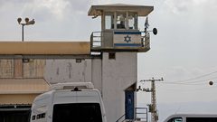 أكثر من 900 معتقل إداري في سجون الاحتلال