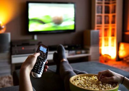 مشاهدة نوع معين من الأفلام يمكن أن يساعد على تخفيف الألم المزمن