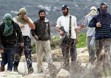 مستوطنون يحتجزون رئيس بلدية الخضر ومدير الإغاثة الزراعية جنوب بيت لحم