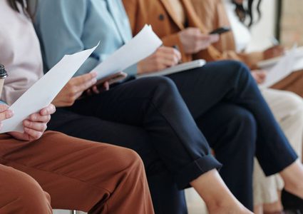 4 ألوان يجب تجنبها عند الذهاب لمقابلة عمل.. اللون الأحمر يوحى بالعناد