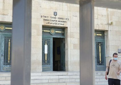 الاحتلال يمدد توقيف 3 أسرى مصابين من مخيم عقبة جبر